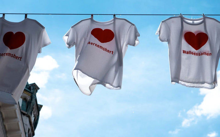 เสื้อยืดสีขาวพิมพ์ลายหัวใจ ตากบนราวกลางแจ้ง